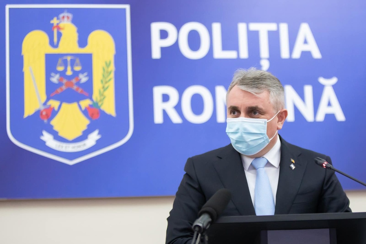 Dezastru în România. Lucian Bode anunță angajarea a 5.000 de oameni FĂRĂ experiență în Poliție
