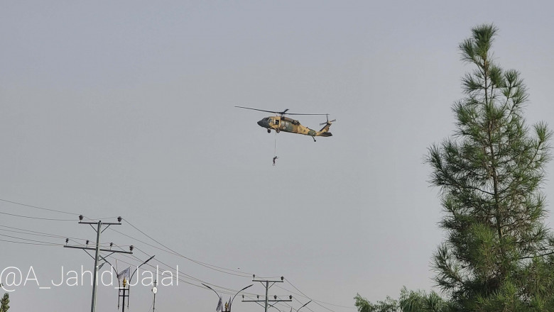 Imaginile virale cu “afganul spânzurat de un elicopter american”