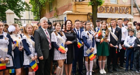 O profesoară din Chişinău îi ajută pe românii din nordul Bucovinei să nu-şi uite limba maternă ~ InfoPrut