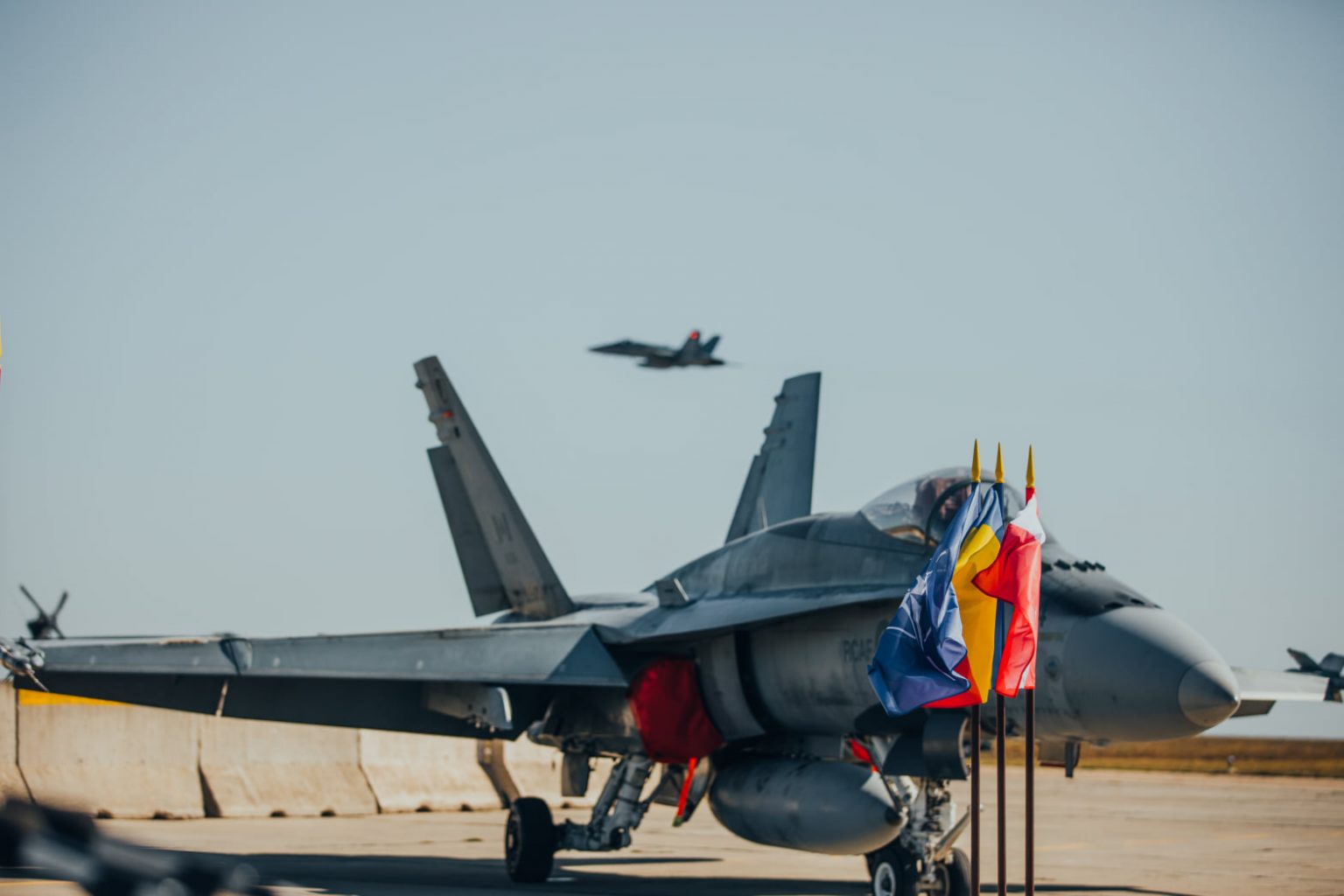 Şase avioane canadiene şi 140 de militari vor asigura misiunile de poliţie aeriană ale NATO în România şi Marea Neagră