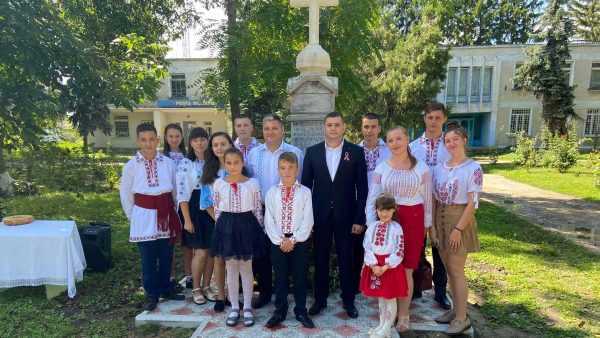 O comună din R. Moldova a inaugurat monumentul renovat al eroilor din Războiul de Reîntregire ~ InfoPrut