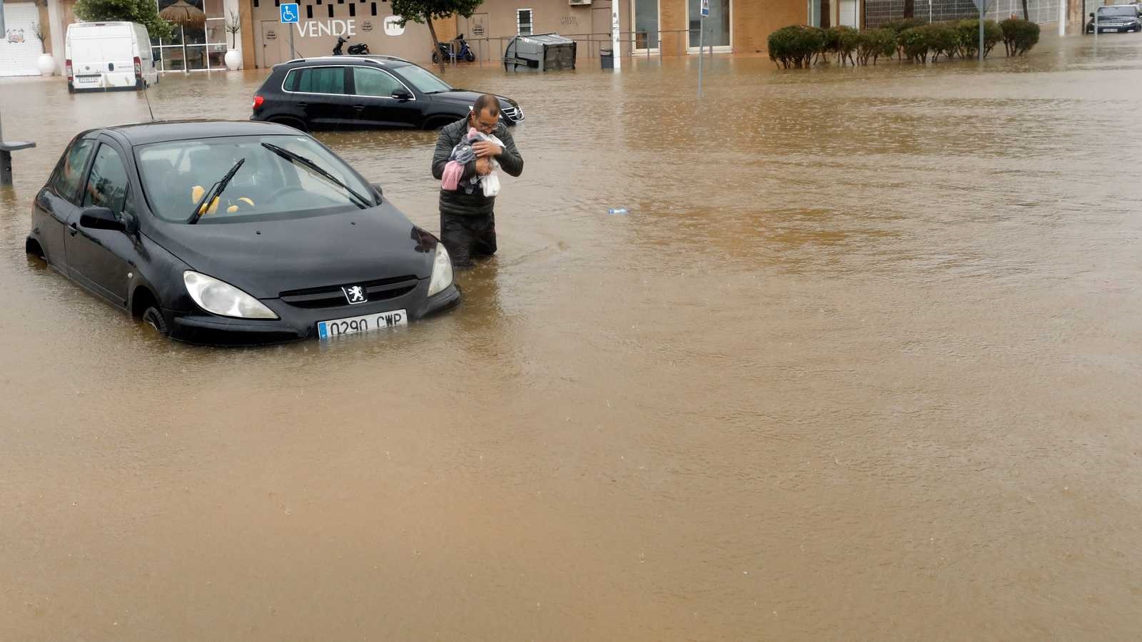 VIDEO. Inundații puternice au lovit estul Spaniei. Mii de case inundate, mașini luate de puhoaie și circulație blocată
