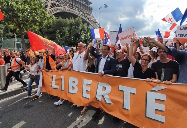 Circa 150 de mii de francezi au ieșit din nou în stradă: Jos Macron! Nu vrem pașaport de vaccinare