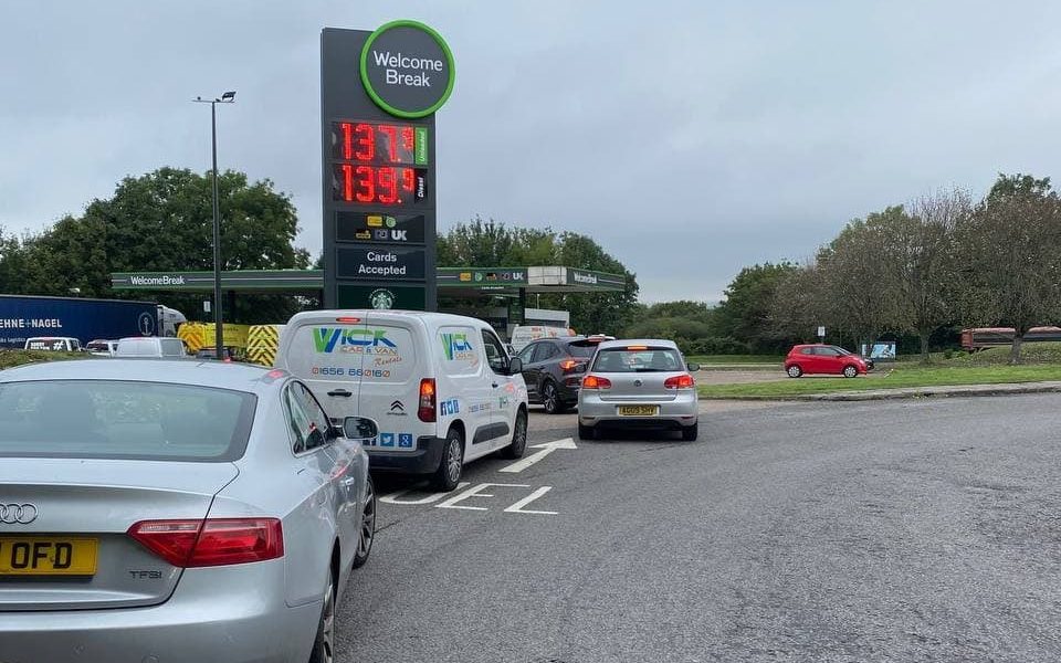 VIDEO. Măsuri extreme în UK: Benzinăriile anunță o limită de 30 de lire la combustibil – 60m.ro