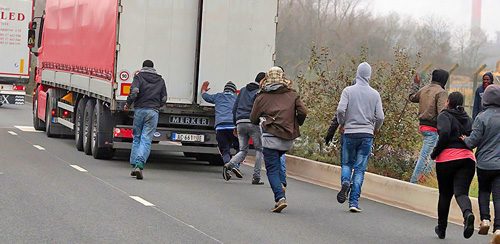 Franța: Șoferii români riscă să fie uciși sau bătuți de migranții care sunt protejați de lege