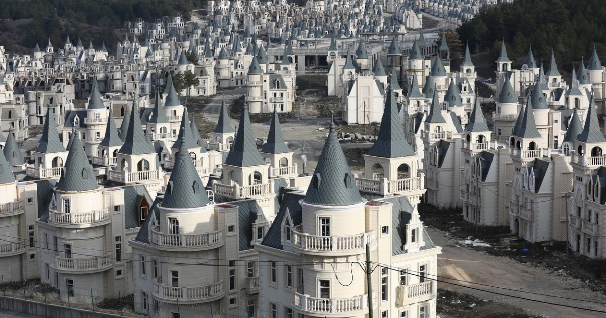 Orașul-fantomă cu peste 700 de castele din centrul Turciei. De ce a fost abandonată așezarea de 200 de milioane de dolari