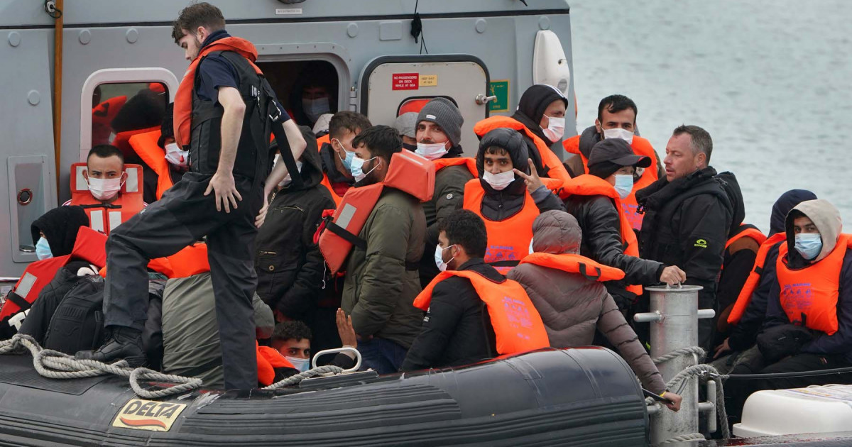 Peste 1.000 de migranţi interceptaţi în Canalul Mânecii în două zile. Guvernul britanic cere închisoare pe viaţă pentru traficanţi