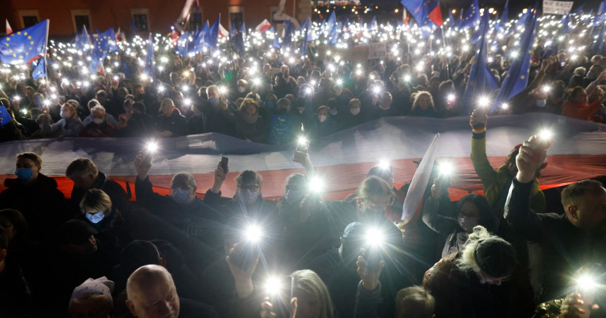 Zeci de mii de polonezi au ieșit în stradă de teama unui „Polexit”