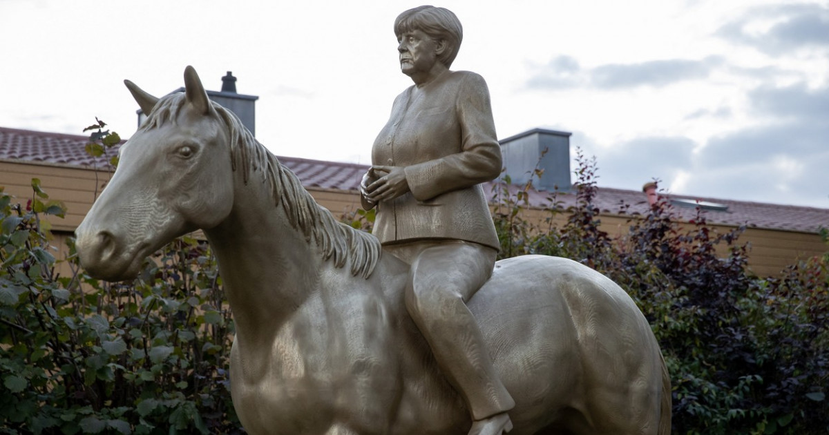 Statuie controversată, dedicată Angelei Merkel. Unii spun că este demnă de un dictator