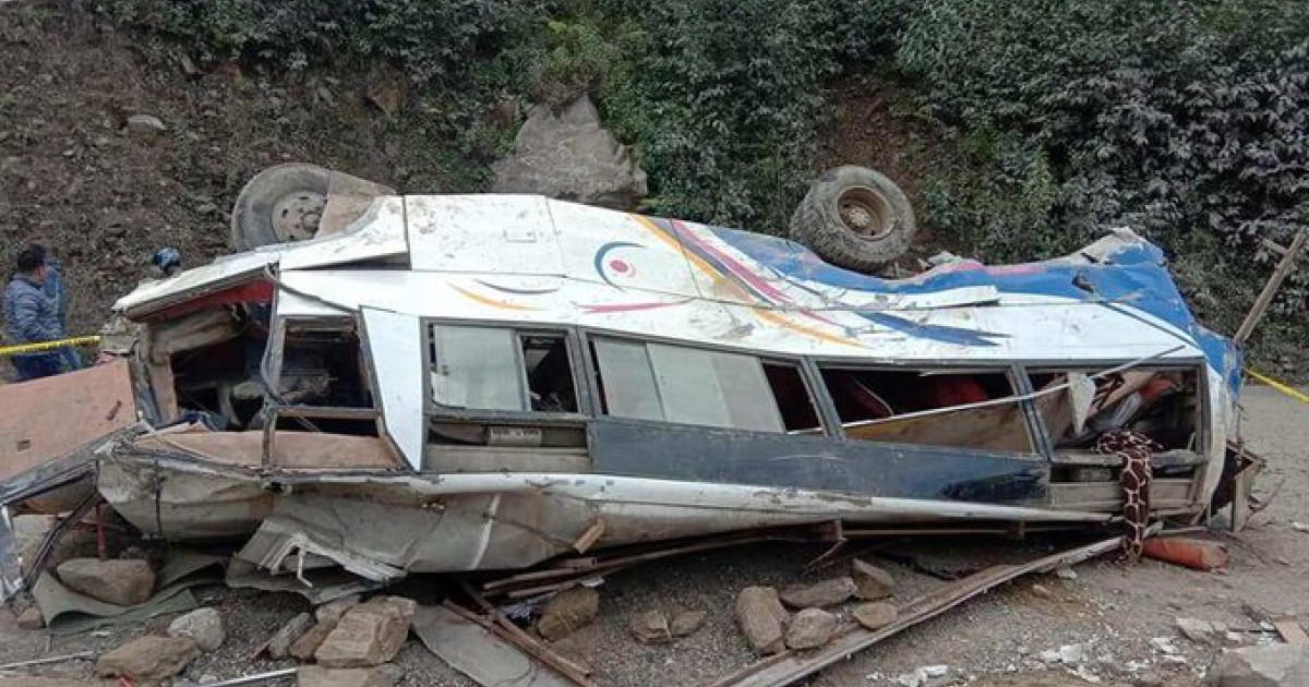 Cel puțin 25 de persoane au murit după ce un autobuz care a rămas fără frâne a căzut într-o prăpastie, în Nepal