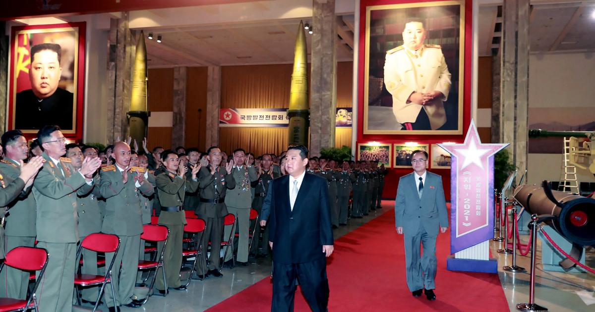 Un dirijor a fost văzut purtând în Coreea de Nord un tricou cu chipul lui Kim Jong Un