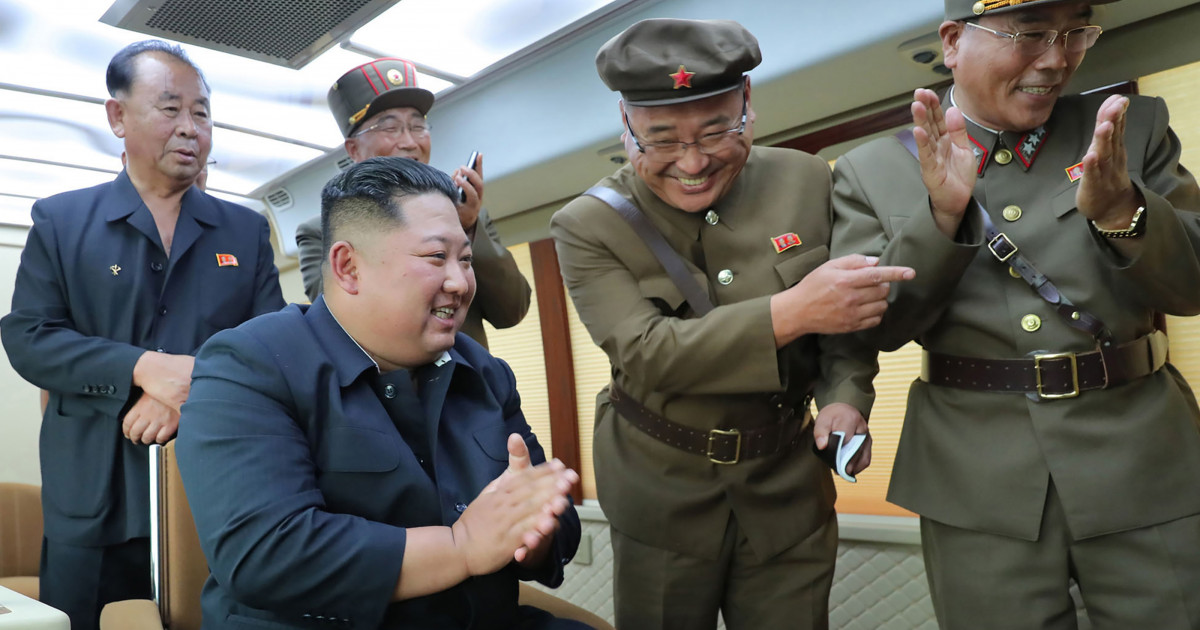 Cum se mai distrează Kim Jong Un. Soldații nord-coreeni, puși să spargă plăci de beton cu capul, spre satisfacția liderului suprem
