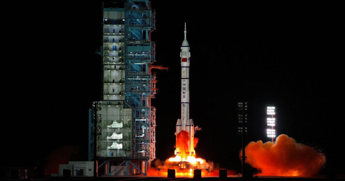 China a trimis trei astronauți spre propria stație spațială, care este în construcție pe orbita Pământului