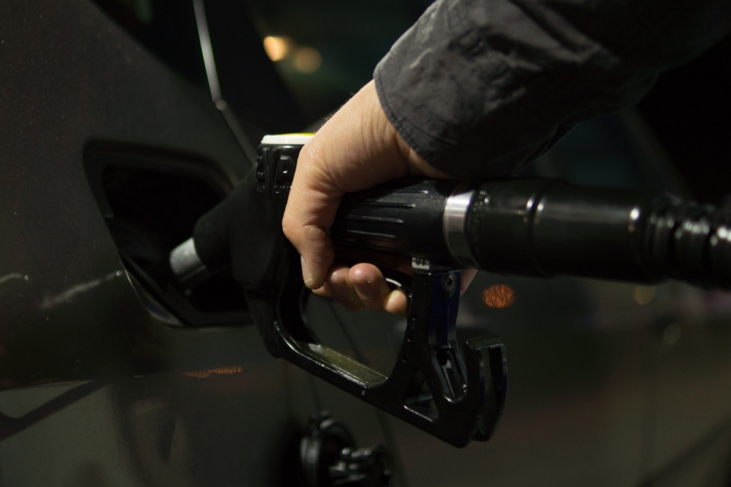 Carburanții s-au scumpit cu 50% față de anul trecut. Cât costă un plin de benzină şi unul de motorină în octombrie 2021