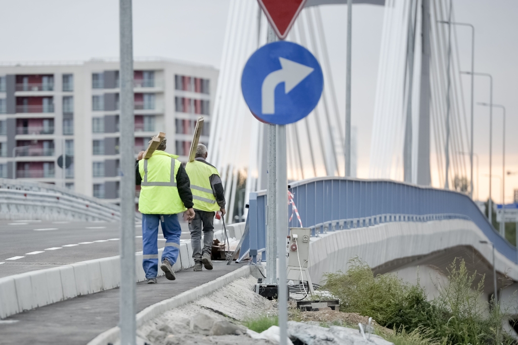 Frica funcționarilor și China blochează un lot vital din autostrada Pitești-Sibiu. De ce refuză oficialii CNAIR să semneze contractul