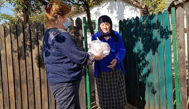 Primăria Saraiu a oferit pachete cu alimente bătrânilor din localitate