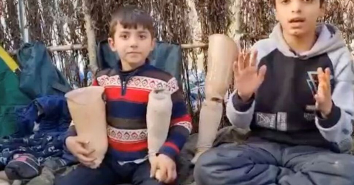 Un copil de 9 ani cu picioarele amputate se află printre migranții care așteaptă în frig la granița UE
