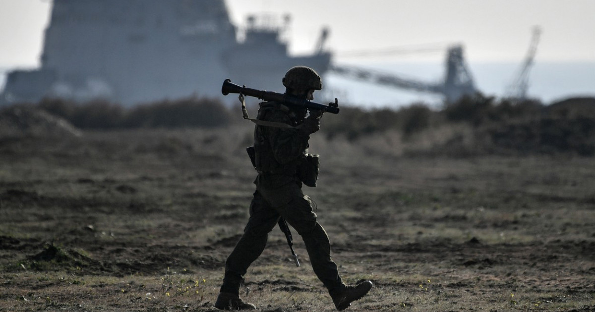 Rusia desfăşoară un nou regiment de paraşutişti în Crimeea