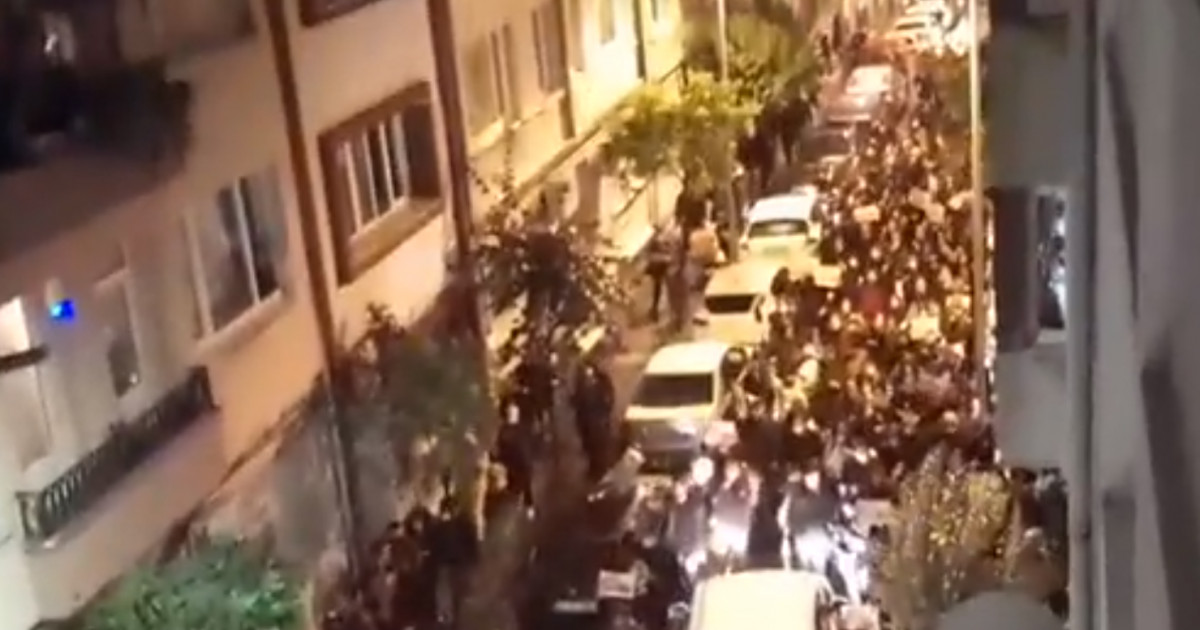 Turcii au ieșit în strada împotriva lui Erdogan la Istanbul și Ankara, după ce lira s-a prăbușit. „Averea ta e furată de la noi”