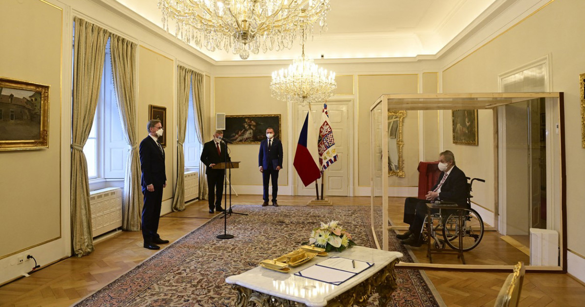 POZA ZILEI. Bolnav de COVID, președintele Cehiei a stat într-o „cușcă” de plexiglas la depunerea jurământului de către noul premier