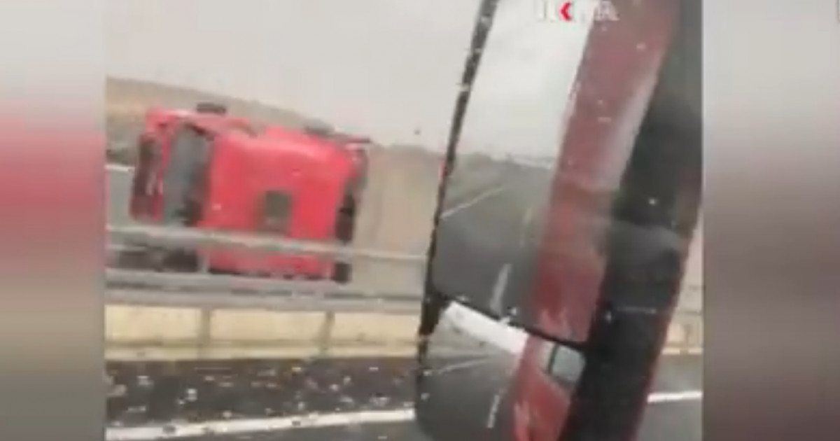 Turcia, devastată de o furtună care a prăbușit minarete și a blocat autostrăzi cu camioane răsturnate de vânt. Cinci oameni au murit
