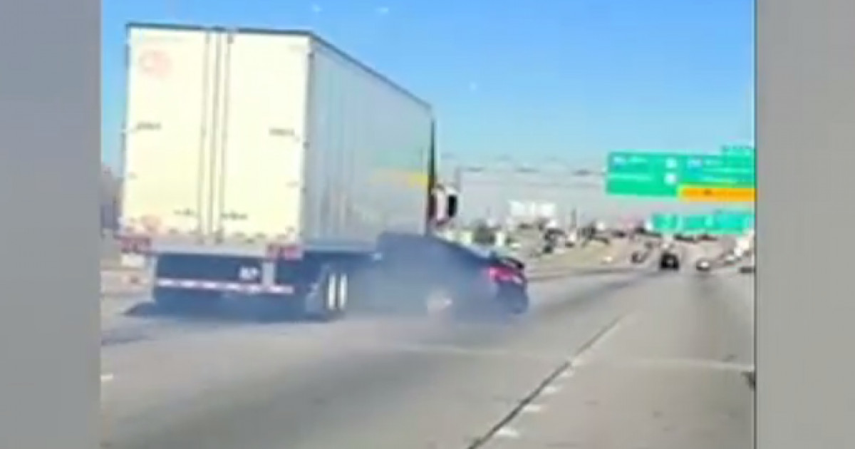 VIDEO. O mașină prinsă sub un TIR a fost târâtă zeci de metri pe o autostradă din SUA