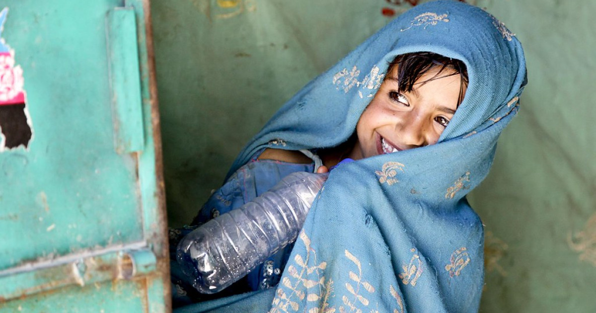 Vândută din cauza foametei. O fată de 9 ani din Afganistan a fost salvată de la o căsătorie forțată cu un bărbat de 6 ori mai bătrân