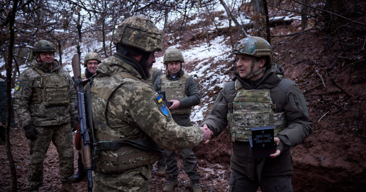 De ziua Forțelor Armate, președintele Ucrainei a vizitat trupele din Donbas. Volodimir Zelenski a purtat cască și vestă antiglonț