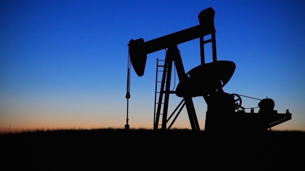 Reducerea îngrijorărilor cu privire la varianta Omicron se resimte în preţul petrolului. Cum a fost influențată piața de ultimele noutăți