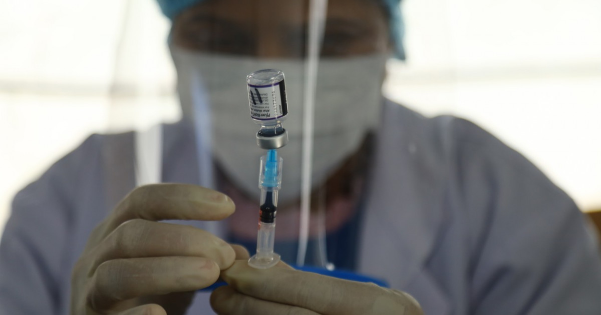 Reuters: Vaccinul Pfizer oferă „protecţie parţială” împotriva variantei Omicron. Sunt necesare trei doze