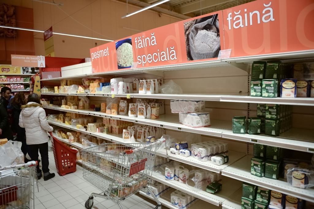 Scumpirile care-i vor bulversa pe români de la începutul anului. “Zahărul, uleiul, pâinea şi carnea de porc, produsele ale căror prețuri vor fi mai mari în 2022”