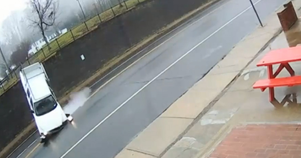 VIDEO. O mașină căreia șoferul nu i-a tras frâna de mână a pornit singură la vale, a sărit peste un gard și a ajuns pe șosea