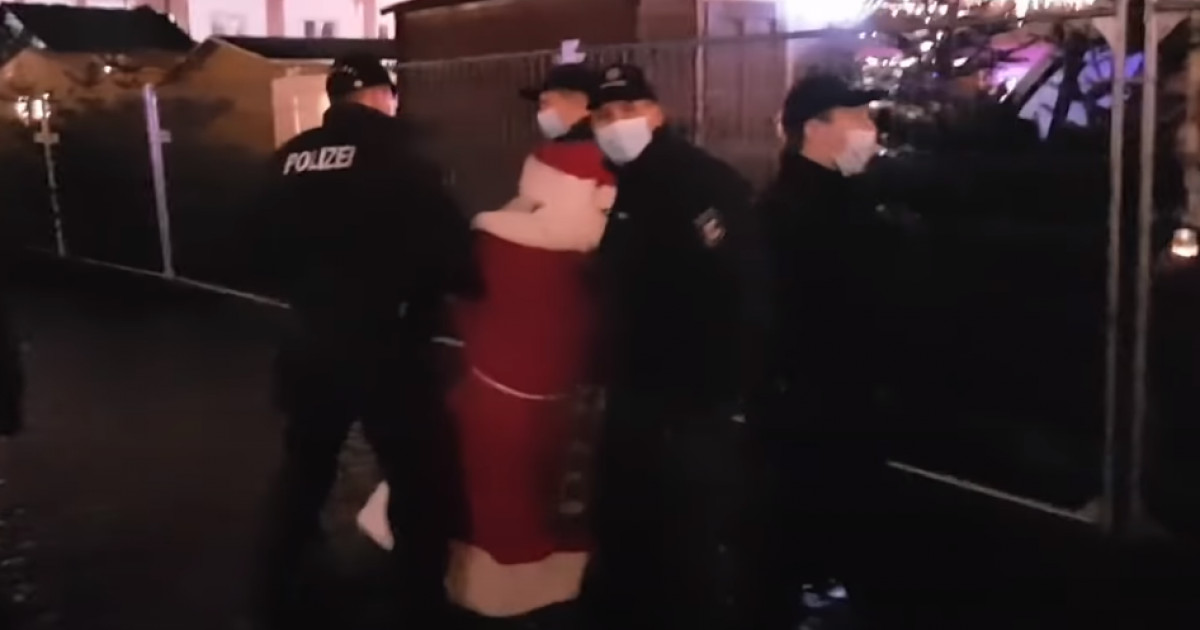 VIDEO. „Moș Crăciun”, reținut de polițiști pentru că nu purta mască
