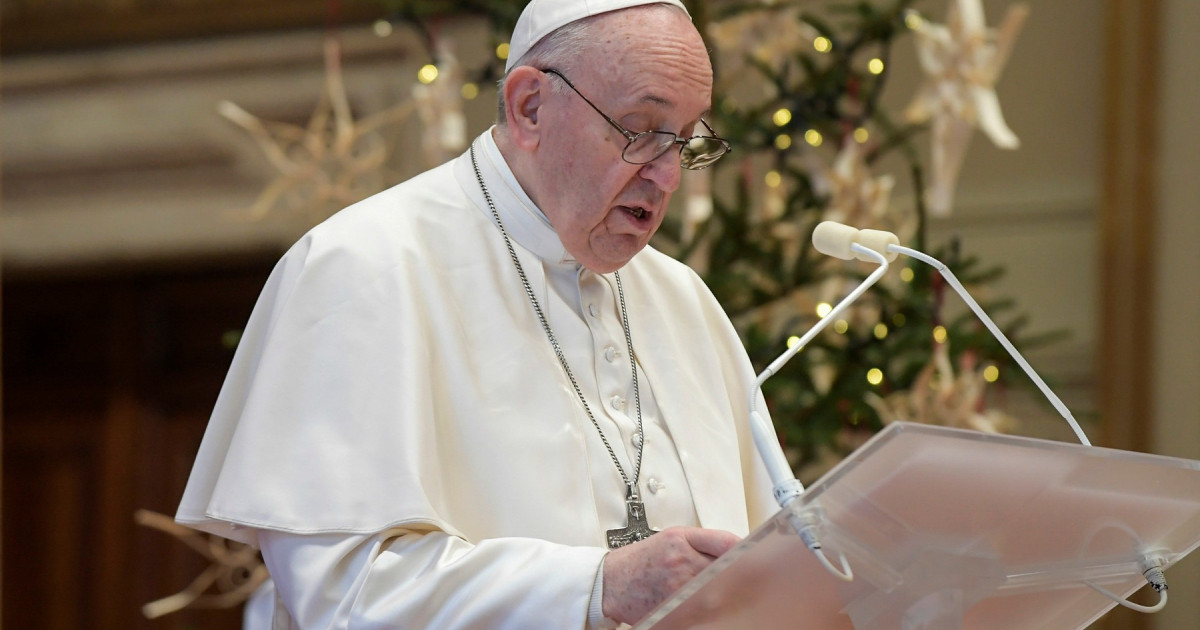 Papa sfătuieşte ca membrii familiei să se asculte reciproc şi să nu se izoleze cu telefoanele mobile