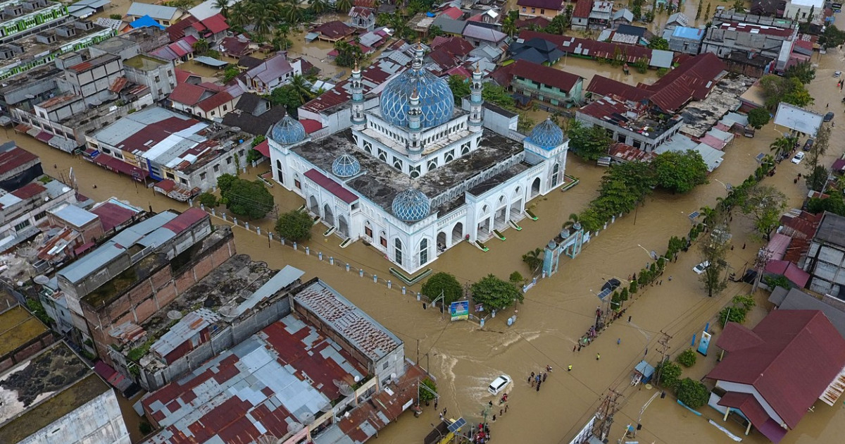 Orașe întregi sub ape în Indonezia. Inundațiile au dus la moartea a doi copii și la evacuarea a 24.000 de oameni