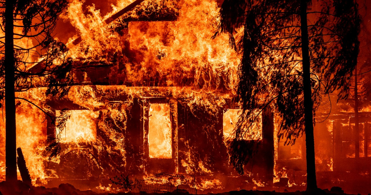 Incendiul devastator “Dixie Fire” din SUA, care a mistuit 400.000 de hectare, a izbucnit de la o linie de înaltă tensiune