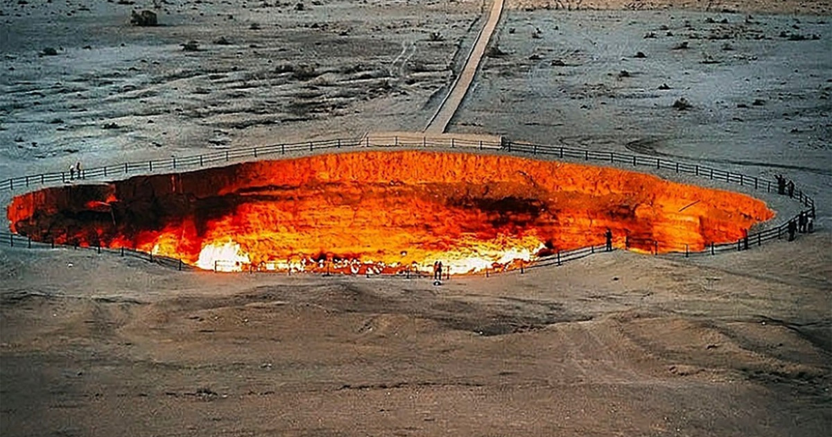 Cum arată „Porțile Iadului”, craterul uriaș care arde de 50 de ani. Turkmenistanul vrea acum să-l închidă