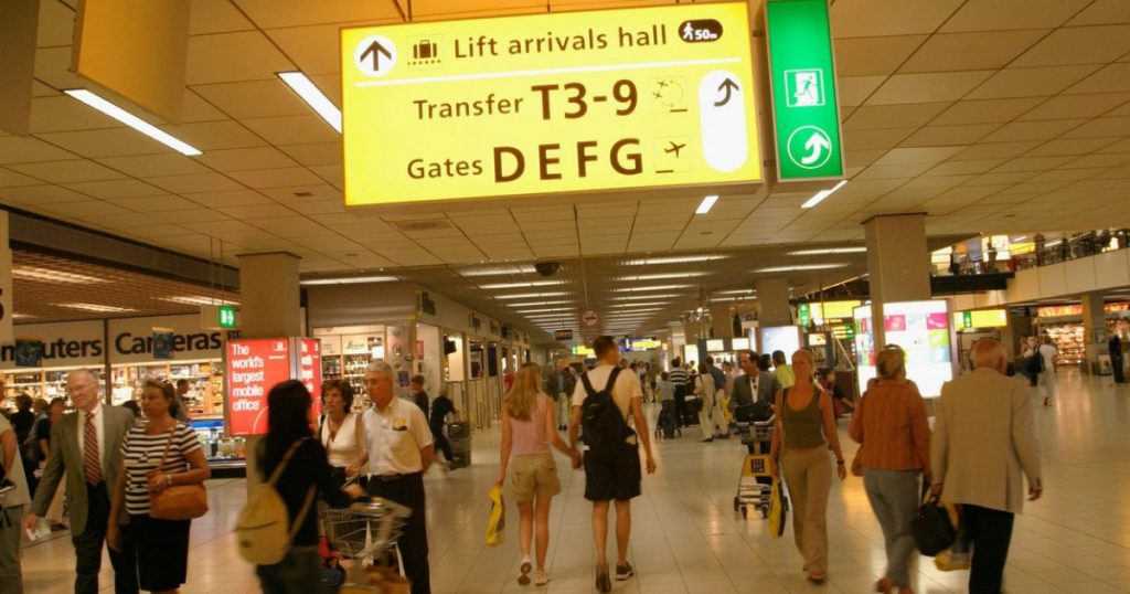 German arestat pe aeroportul Schiphol, după ce a ameninţat că are asupra sa o bombă