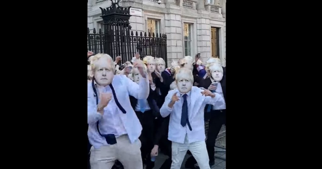 VIDEO. Petrecerile premierului Boris Johnson, prilej de glume chiar la poarta Guvernului