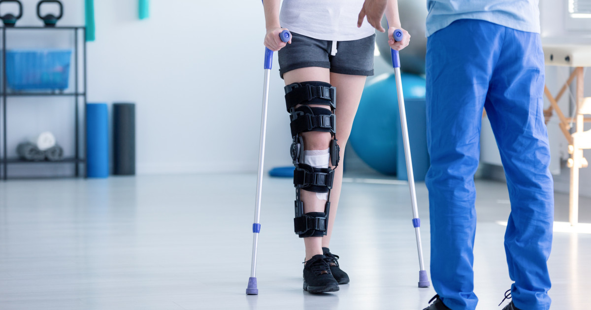 Un motociclist rămas paralizat a devenit prima persoană care poate să meargă din nou după ce i s-a implantat un cip în coloană