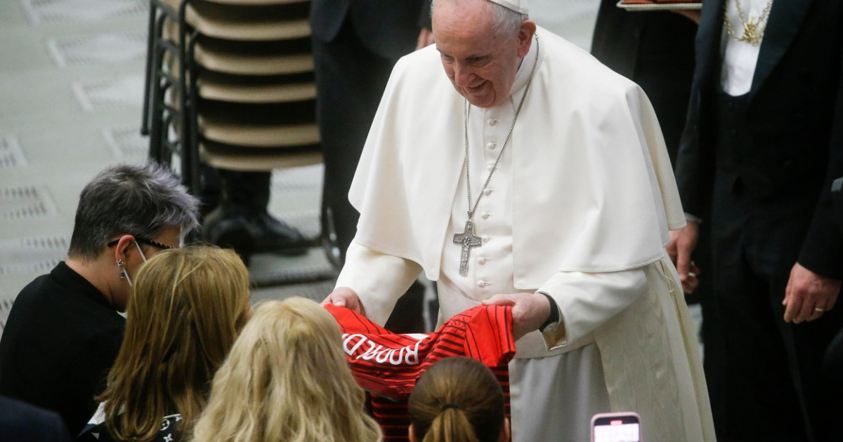Mama lui Cristiano Ronaldo i-a daruit Papei Francisc tricoul fotbalistului de la naţionala Portugaliei