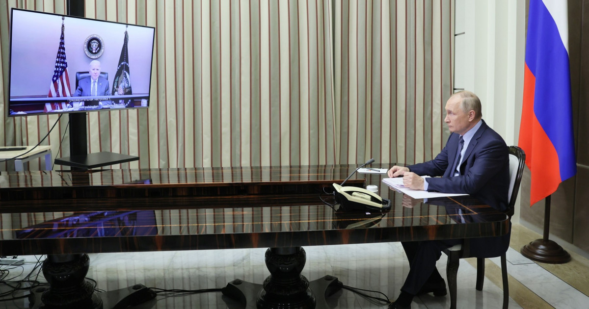 Joe Biden și Vladimir Putin discută azi la telefon despre Ucraina. Putin ceruse ca dialogul să aibă loc luni