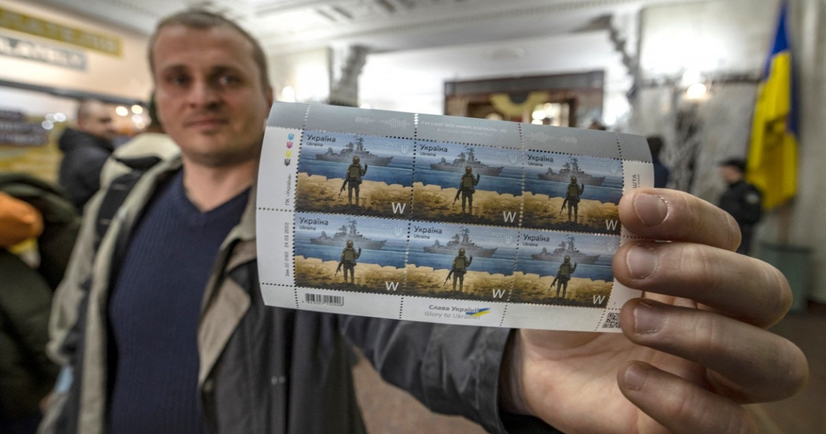 Ucrainenii stau şi câte 5 ore la coadă pentru a cumpăra timbre poştale cu crucişătorul Moskva, scufundat în Marea Neagră