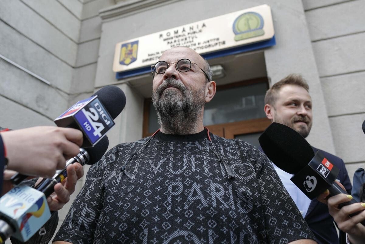 Piedone, ridicat de pe aeroport și dus la audieri: Au început să înconjoare avionul cu mitraliere