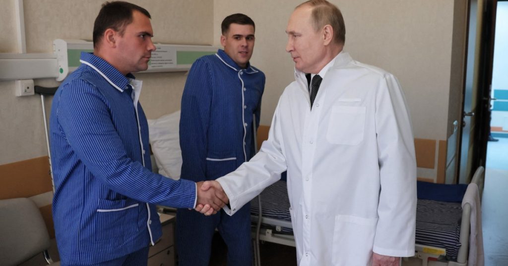 Putin a vizitat un spital cu soldați răniți în Ucraina. Militarii în cârje au stat drepți în fața lui