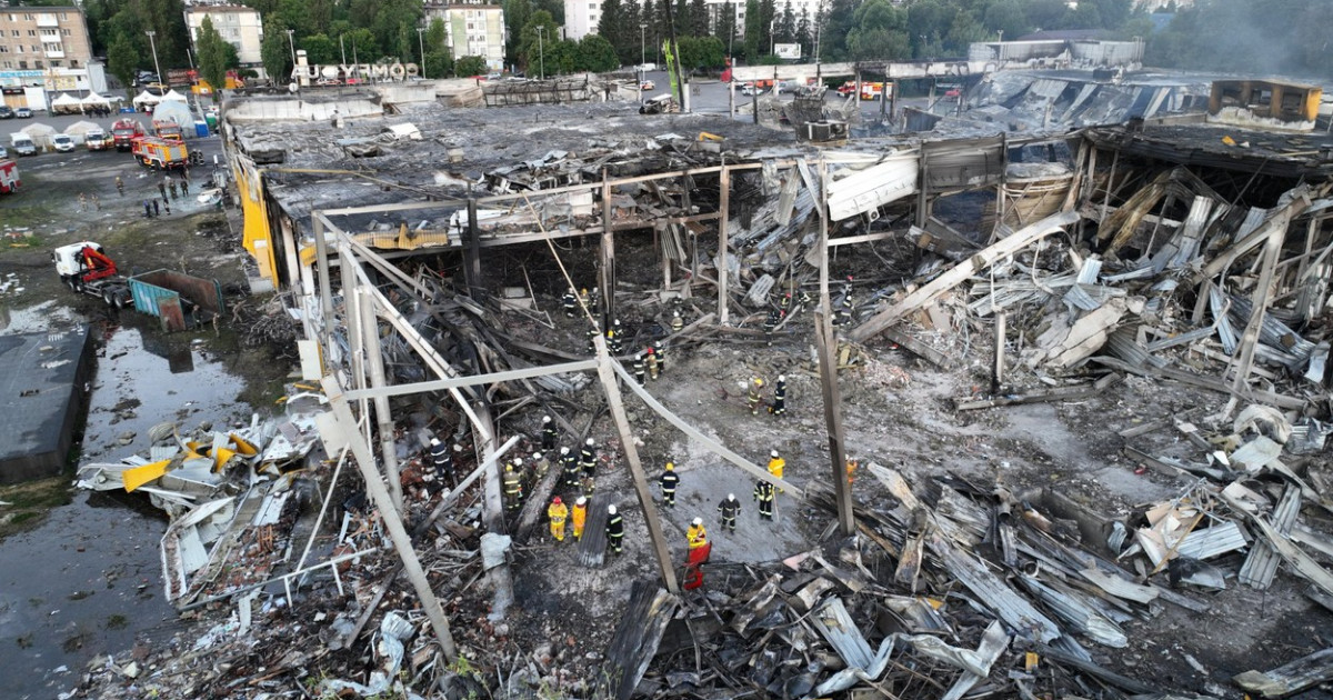 Rusia a spus trei minciuni despre atacul de la mallul din Kremenciuk. Dovezile care spulberă teoria Moscovei (Guardian)