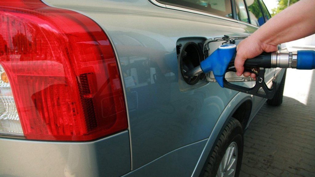 Guvernul a aprobat OUG privind compensarea cu 50 de bani a preţului la carburanţi