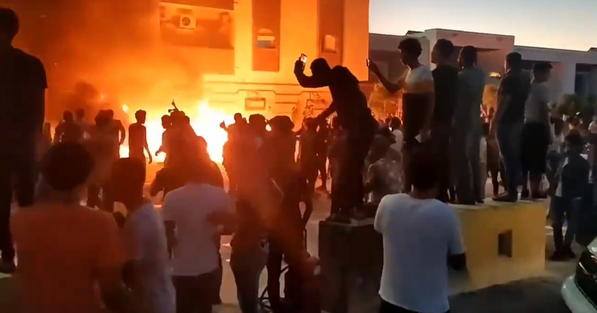 Protestatarii furioși din Libia au intrat cu buldozerul în parlamentul țării și au incendiat clădirea