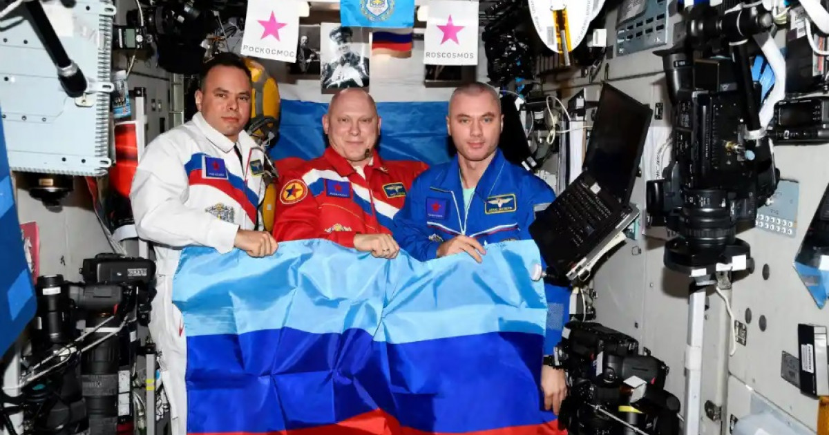 Cosmonauții ruși de pe stația spațială s-au fotografiat cu steagul republicilor autoproclamate Lugansk și Donețk