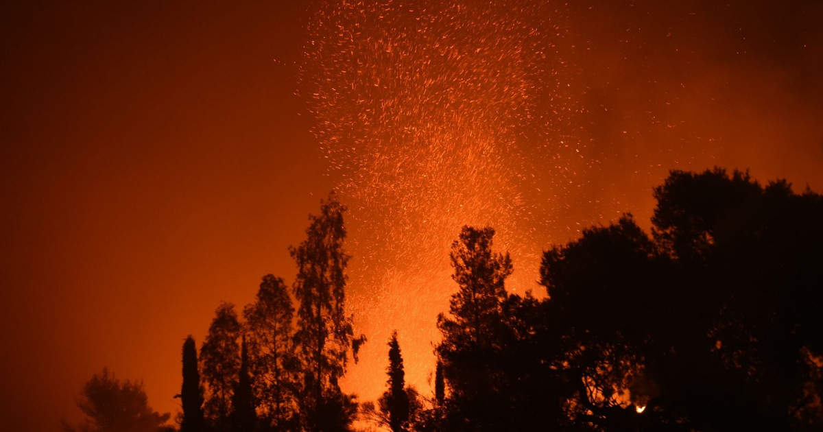Un incendiu de vegetaţie arde necontrolat la nord de Atena. Un oraş a fost evacuat